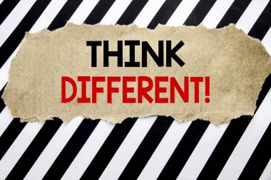 Düşünmek farklı gösteren el yazısı metin. Yazmak dışında kutusu yaratıcı yazılı not kağıt üzerinde siyah arka plan ile alan için iş kavramı.