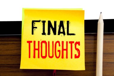 El yazma metin alt yazı ilham Final düşünceler. İş kavramı sonuç Özeti yapışkan not kağıdına ahşap ve tablet arka plan üzerinde yazılı metin için.