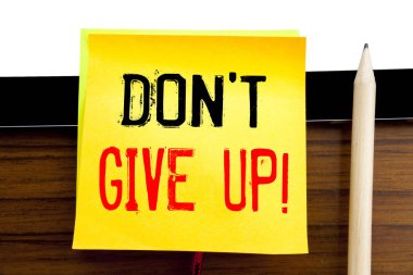 Metin resim yazısı ilham Don t Give Up yazma el. İş kavramı motivasyon tayini, yapışkan not kağıdına ahşap ve tablet arka plan üzerinde yazılı için.