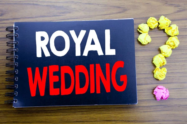 手写的文本显示皇室婚礼。商务概念写作为英国英国婚礼写在记事本笔记纸, 木背景在办公室看法以问号在末端. — 图库照片