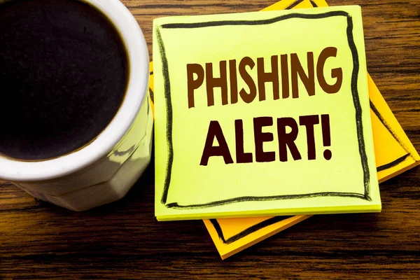Handschriftlicher Text, der Phishing-Alarm zeigt. Geschäftskonzept für Betrugswarngefahr auf klebrigem Zettelpapier auf Holzgrund mit Kaffeetasse geschrieben — Stockfoto