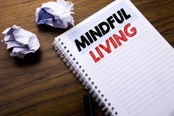 Scrivere testo che mostra Mindful Living. Business concept per la vita Happy Awareness scritto su taccuino blocco note carta sullo sfondo di legno con carta piegata significato pensare per idea — Foto Stock