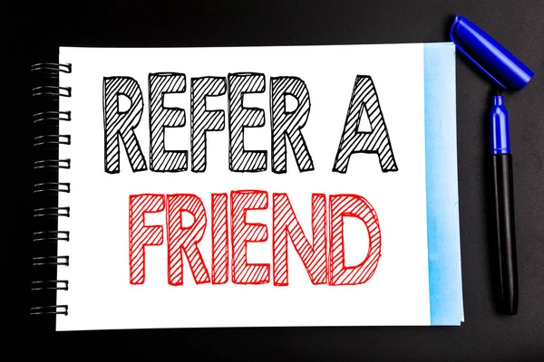 Texte manuscrit montrant Refer A Friend. Rédaction de concept d'entreprise pour Referral Marketing Écrit sur papier pour bloc-notes, fond noir avec vue sur l'espace bureau avec marqueur au crayon — Photo