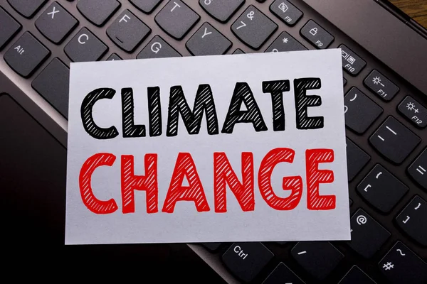 Ord, skriva klimatförändringar. Affärsidé för globala Planet uppvärmningen på fästis papper på mörka tangentbord bakgrunden. — Stockfoto