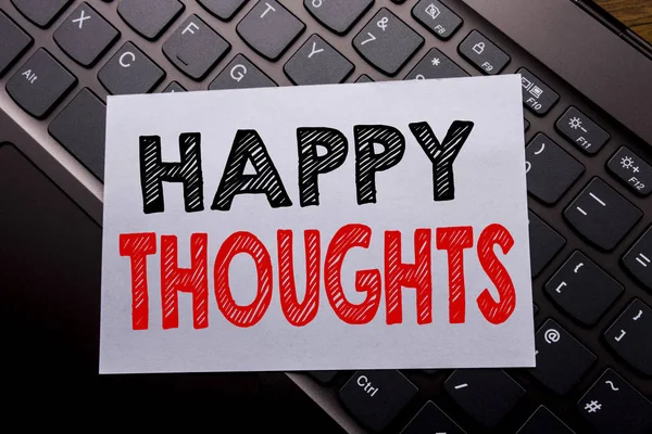 Palabra, escribiendo Pensamientos Felices. Concepto de negocio para el pensamiento de la felicidad Bien escrito en papel de nota adhesiva en el fondo oscuro del teclado . — Foto de Stock