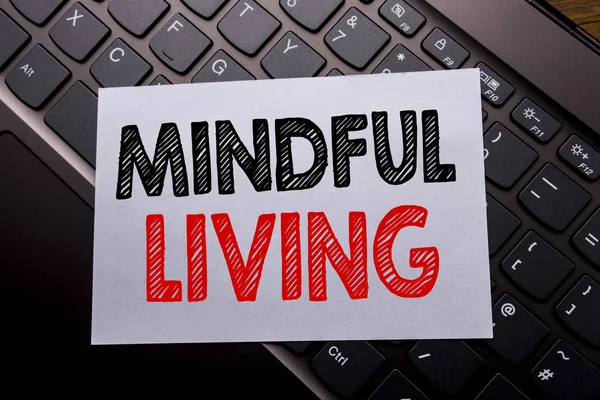 Palabra, escribir Mindful Living. Concepto de negocio para Life Happy Awareness escrito en papel adhesivo sobre el fondo oscuro del teclado . —  Fotos de Stock