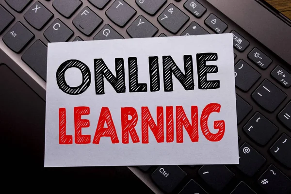Ord, skriva Online lärande. Affärsidé för E-learning utbildning på fästis papper på mörka tangentbord bakgrunden. — Stockfoto
