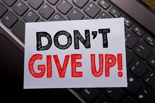 Woord, Don t Give Up te schrijven. Bedrijfsconcept voor bepaling van de motivatie, geschreven op notitie papier op de achtergrond donker toetsenbord. — Stockfoto