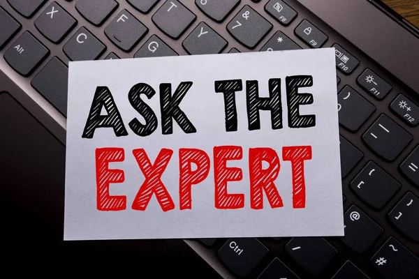 Ord, skriva be The Expert. Affärsidé för råd hjälpa fråga på fästis papper på mörka tangentbord bakgrunden. — Stockfoto