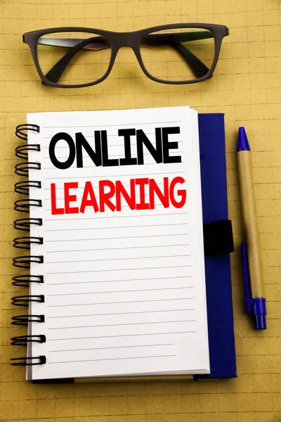 A kézírás a közlemény szövegét bemutató Online tanulás. Üzleti koncepció az E-learning képzést írt tabletta laptop, fából készült háttér Öntapadó jegyzet, a kávé és a toll — Stock Fotó