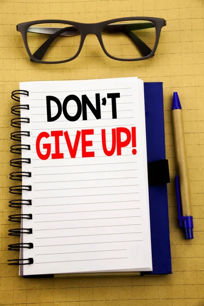 Texto de anuncio de escritura a mano que muestra Don t Give Up. Concepto de negocio para la determinación de la motivación, escrito en la computadora portátil de la tableta, fondo de madera con nota adhesiva, café y pluma —  Fotos de Stock