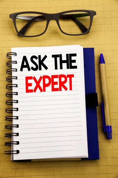 Uzman sormak gösteren el yazısı duyuru metin. İş kavramı tavsiye yardım soru yazılı tablet laptop, yapışkan not, kahve ve kalem ile ahşap arka plan için