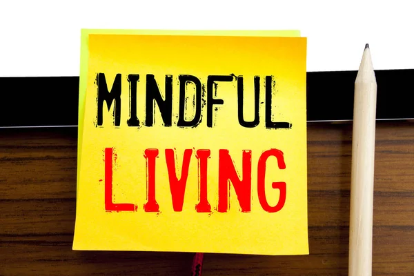 Scrittura a mano testo didascalia ispirazione Mindful Living. Business concept per la vita Happy Awareness scritto su carta appiccicosa sullo sfondo di legno e tablet . — Foto Stock
