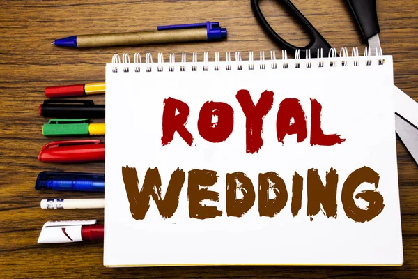 字, 写皇室婚礼。英国英格兰婚礼的商业理念写在笔记本上, 木制背景与办公设备如钢笔剪刀彩色标记 — 图库照片