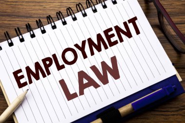 İş hukuku gösterilen metin resim yazısı ilham yazma el. Defter not kağıdı, gözlük kalem ve marker ile ahşap arka plan üzerinde çalışan yasal adalet yazılı için iş kavramı.