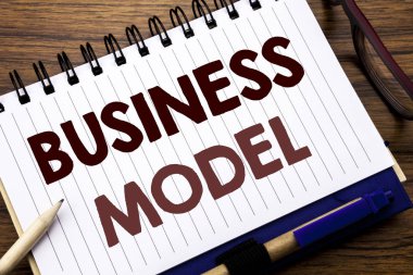 El iş modeli gösterilen metin resim yazısı ilham yazma. Defter not kağıdı, gözlük kalem ve marker ile ahşap arka plan üzerinde çözüm strateji planı yazılı için iş kavramı.