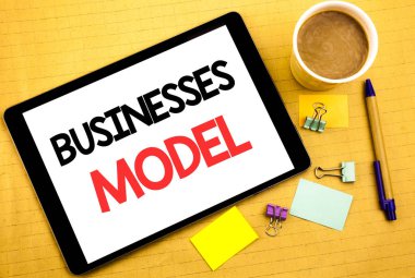 Kavramsal el işletmeler Model gösterilen metin resim yazısı yazma. Proje için iş yazılı tablet laptop, yapışkan not, kahve ve kalem ile ahşap arka plan için iş kavramı