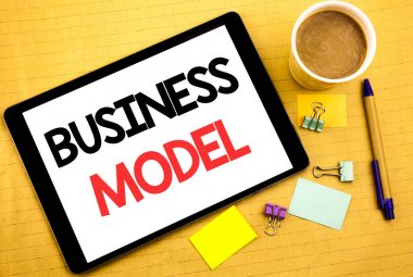 Kavramsal el iş modeli gösterilen metin resim yazısı yazma. Çözüm strateji planı yazılı tablet laptop, yapışkan not, kahve ve kalem ile ahşap arka plan için iş kavramı