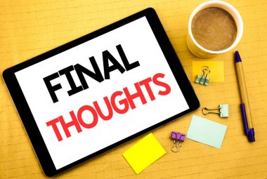 Kavramsal el Final Düşünceler gösterilen metin resim yazısı yazma. Sonuç Özet metin yazılmış tablet laptop, yapışkan not, kahve ve kalem ile ahşap arka plan için iş kavramı