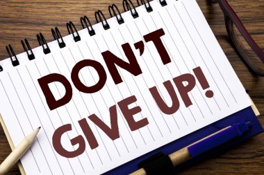 Don t Give Up gösterilen metin resim yazısı ilham yazma el. İş kavramı motivasyon kararlılık, yazılı için defter not kağıdı, gözlük kalem ve marker ile ahşap arka plan.