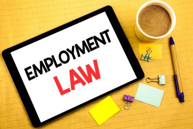 Kavramsal el iş hukuku gösterilen metin resim yazısı yazma. Tablet PC üzerinde çalışan yasal adalet yazılı, yapışkan not, kahve ve kalem ile ahşap arka plan için iş kavramı