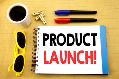 Ürün lansmanı gösterilen metin yazma. Yeni ürünler ile güneş gözlüğü ile eski ahşap ahşap arka plan üzerinde kopya alanı üzerinde yapışkan not yazılı başlatmak için iş kavramı