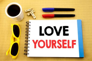 Aşk kendini gösteren metin yazma. İş kavramı için olumlu sloganı için yapışkan not üzerinde güneş gözlüğü ile eski ahşap ahşap arka plan üzerinde kopya alanı ile yazılı