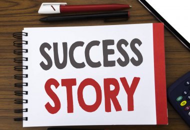 Başarı öyküsü gösteren el yazısı metin. İş kavramı motivasyon ilham yazılı not defteri Not kağıt üzerinde ofis görünümünde ahşap arka planı için kalem marker hesap makinesi ile yazma