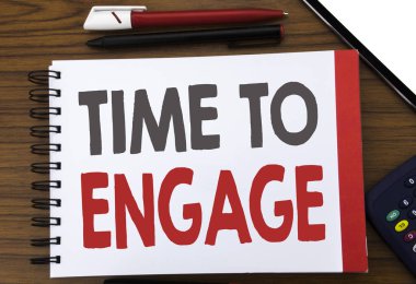 Zaman meşgul gösteren el yazısı metin. Nişan katılımı yazılı not defteri Not kağıt üzerinde ofis görünümünde ahşap arka planı için kalem marker hesap makinesi ile yazma iş kavramı