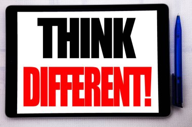 Kavramsal el düşünüyorum farklı gösterilen metin resim yazısı ilham yazma. İş kavramı dışında kutusu beyaz zemin üzerine tablet bilgisayarda ofiste kalemiyle yazılmış yaratıcı için.