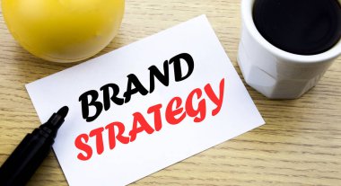 Kavramsal el marka stratejisi gösterilen metin yazma. İş kavramı pazarlama fikir yazılı yapışkan not boş kağıt, ahşap arka plan kopya alanı, kahve ve marker ile planı için