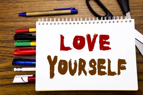 Parole, écrire Love Yourself. Concept d'entreprise pour Positive Slogan For You Écrit sur ordinateur portable, fond en bois avec des équipements de bureau comme des stylos ciseaux marqueur coloré — Photo