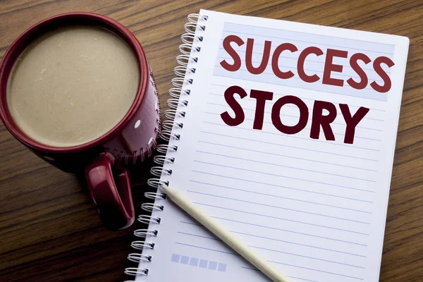 Başarı öyküsü gösterilen metin resim yazısı ilham yazma el. İş kavramı ilham not kağıdı not etmek kitap kahve ve kalem ile ahşap arka plan üzerinde yazılı motivasyon için. — Stok fotoğraf