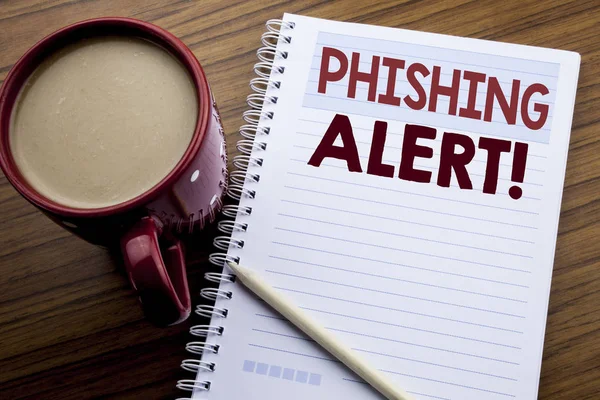 Phishing uyarı gösterilen metin resim yazısı ilham yazma el. Dolandırıcılık uyarı not kağıdı not etmek kitap kahve ve kalem ile ahşap arka plan üzerinde yazılı tehlike için iş kavramı. — Stok fotoğraf