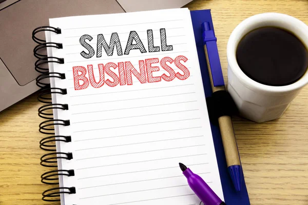 Palavra, escrevendo Small Business. Conceito de negócio para Gestão de Estratégia escrito em caderno sobre o fundo de madeira no escritório com café laptop — Fotografia de Stock