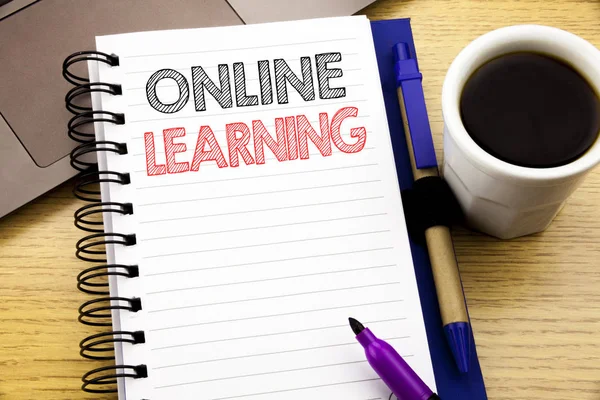 Słowo, pisania Online Learning. Koncepcja biznesowa dla szkolenia E-learning, napisany na notebook książki na drewniane tła w biurze z laptop Kawa — Zdjęcie stockowe