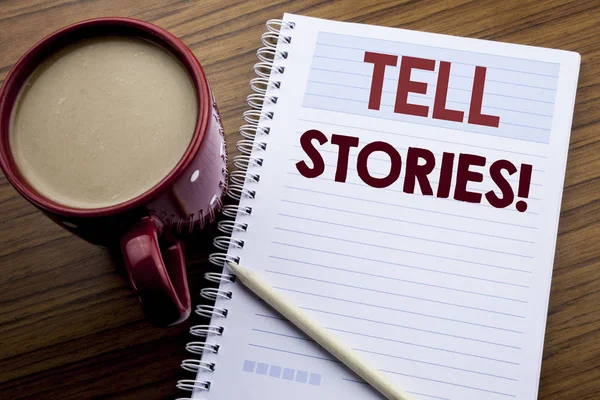 Mano scrittura testo didascalia ispirazione che mostra Tell Stories. Business concept per Storytelling Telling Story scritto su nota taccuino di carta libro sullo sfondo in legno con caffè e penna . — Foto Stock
