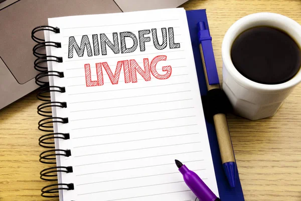 Palabra, escribir Mindful Living. Concepto de negocio para la vida Happy Awareness escrito en el cuaderno sobre el fondo de madera en la oficina con café portátil —  Fotos de Stock