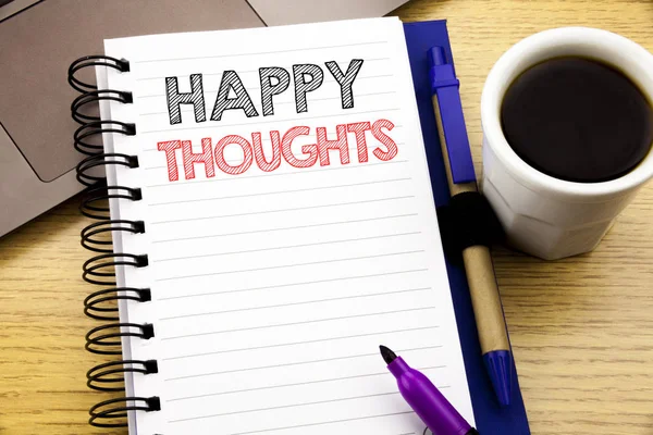 Palabra, escribiendo Pensamientos Felices. Concepto de negocio para el pensamiento de la felicidad Bien escrito en el cuaderno sobre el fondo de madera en la oficina con café portátil — Foto de Stock