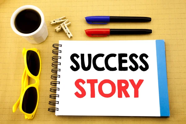 Scrivere testo che mostra la storia di successo. Business concept per Ispirazione Motivazione scritta su nota adesiva con spazio copia su fondo legno antico con occhiali da sole — Foto Stock