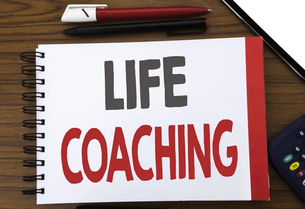 Χειρόγραφο κείμενο δείχνει Life Coaching. Επιχειρηματική ιδέα εγγράφως για προσωπική προπονητής βοήθεια γράφει στο Σημειωματάριο (Notepad) Σημείωση χαρτί, ξύλινο υπόβαθρο στο γραφείο θέα με μολύβι αριθμομηχανή δείκτη — Φωτογραφία Αρχείου