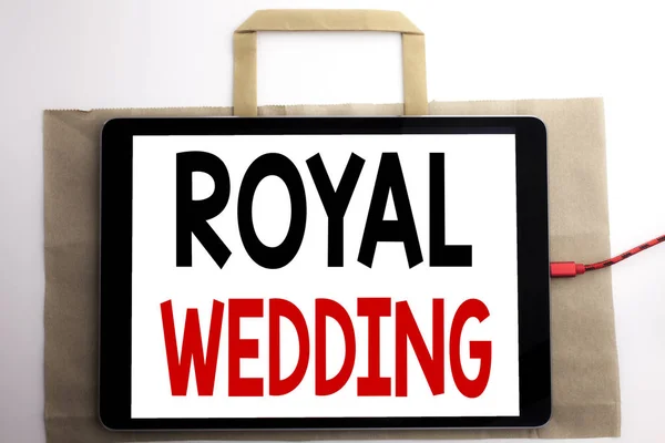 手写公告文本, 显示皇室婚礼。英国英格兰婚礼的商业理念写在购物袋和平板上的白色背景, 片剂充电. — 图库照片