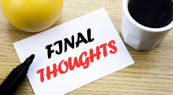 Conceptuele hand schrijven tekst tonen Final Thoughts. Businessconcept voor sluiting samenvatting tekst geschreven notitie leeg papier, houten achtergrond met kopie ruimte, koffie en markering — Stockfoto