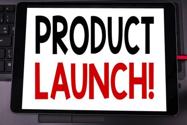 Kavramsal el ürün lansmanı gösterilen metin resim yazısı ilham yazma. Yeni Ürünler tablet laptop klavye siyah arka plan üzerinde yazılı başlatmak için iş kavramı.