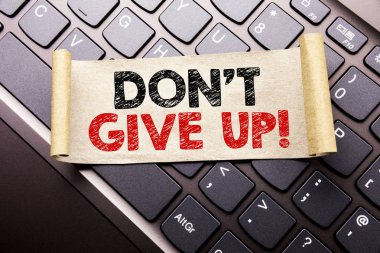 Don t Give Up gösterilen metin resim yazısı ilham yazma el. İş kavramı motivasyon tayini, yapışkan not kağıdına karanlık klavye arka plan üzerinde yazılı için.