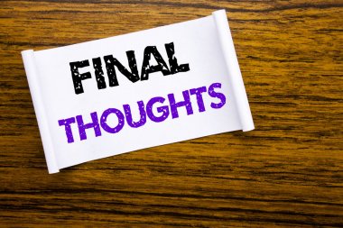 Word, Final Düşünceler yazma. İş kavramı sonuç Özeti ahşap Ahşap yapı görünür arka plan üzerinde yapışkan not kağıda yazılmış metni için.
