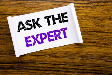 Word, uzman sormak yazma. İş kavramı tavsiye yardım ahşap Ahşap yapı görünür arka plan üzerinde yapışkan not kağıt üzerinde yazılı soru için.