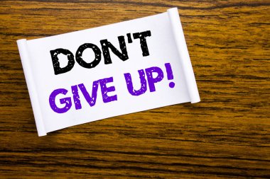 Word, Don t Give Up yazma. İş kavramı motivasyon tayini, yapışkan not kağıdına ahşap Ahşap yapı görünür arka plan üzerinde yazılı için.