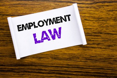 Word, iş hukuku yazma. İş kavramı için çalışan yasal adalet ahşap Ahşap yapı görünür arka plan üzerinde yapışkan not kağıt üzerinde yazılı.