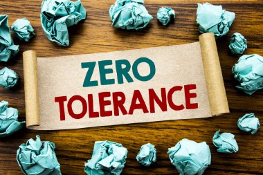 Word, sıfır tolerans yazma. İlke için ceza yazılmış yapışkan not kağıt üzerinde katlanmış sarı kağıt anlam düşünce ile ahşap arka plan için iş kavramı